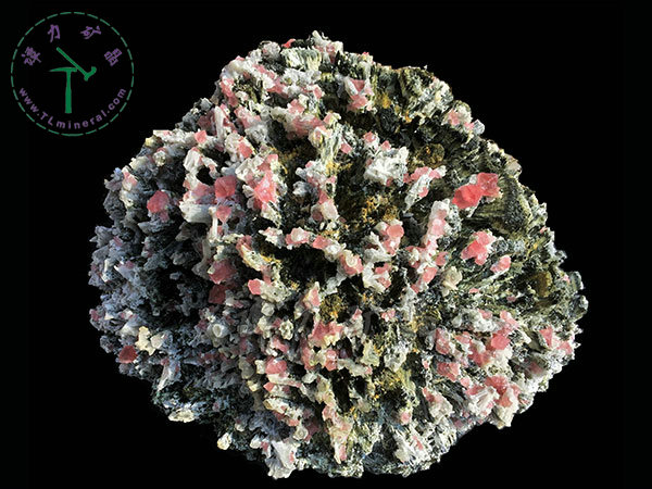 紅色八面體螢石+鈣鐵輝石，內(nèi)蒙古，克什克騰旗，黃崗梁礦一工區(qū)，2012年產(chǎn)出