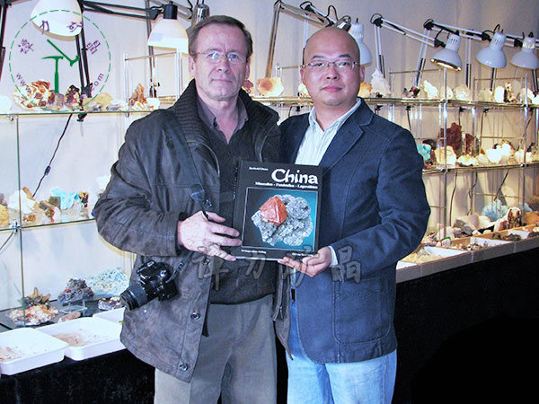 《中國(guó)礦物與產(chǎn)地》作者，德國(guó)礦物學(xué)家Berthold-Ottens貝特赫爾德·奧騰斯（左），譚力（右）