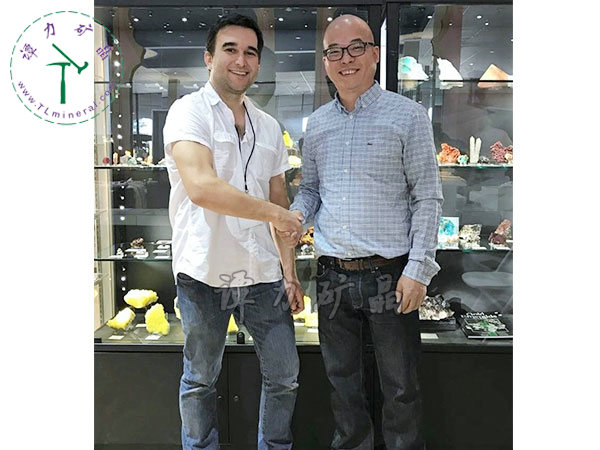 亞利桑那大學(xué)礦物學(xué)Marcus馬庫(kù)斯教授（左），譚力（右）