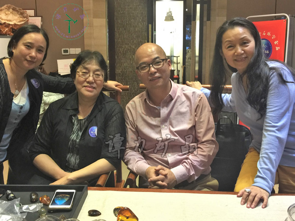右起：中國(guó)古生物化石保護(hù)基金會(huì)創(chuàng)辦人單華春，譚力，琥珀收藏大家高閣（艾青之女）和她的助手。