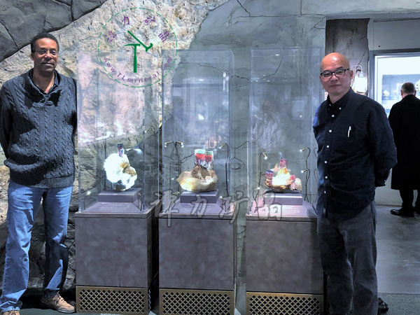 華盛頓國(guó)家自然史博物館Michael-A-Wise邁克爾·懷斯博士（左）向譚力介紹他尋獲的極品碧璽標(biāo)本。
