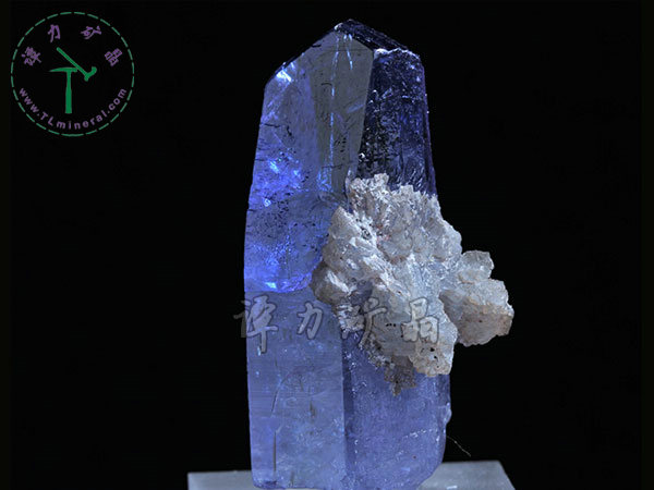 坦桑石，3x1.5x0,5cm,坦桑尼亞