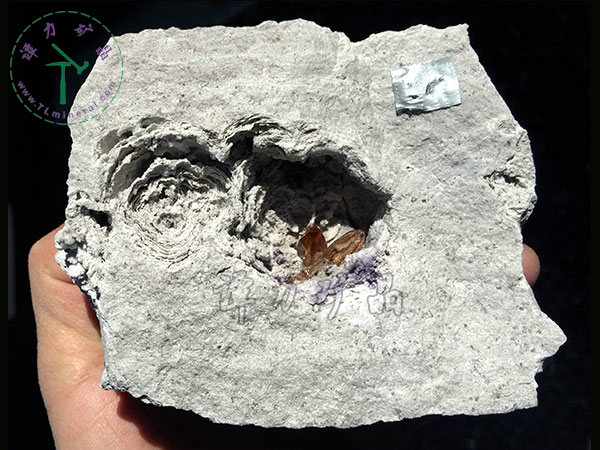 托帕石（黃玉）+流紋巖，美國(guó)，17x15x13cm